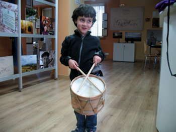 Iker tocando o tamboril